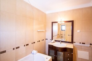 Villa, 2 Schlafzimmer | Badezimmer | Duschwanne, Haartrockner, Bidet, Handtücher