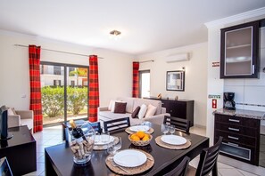Villa, 2 Schlafzimmer | Wohnzimmer | Fernseher