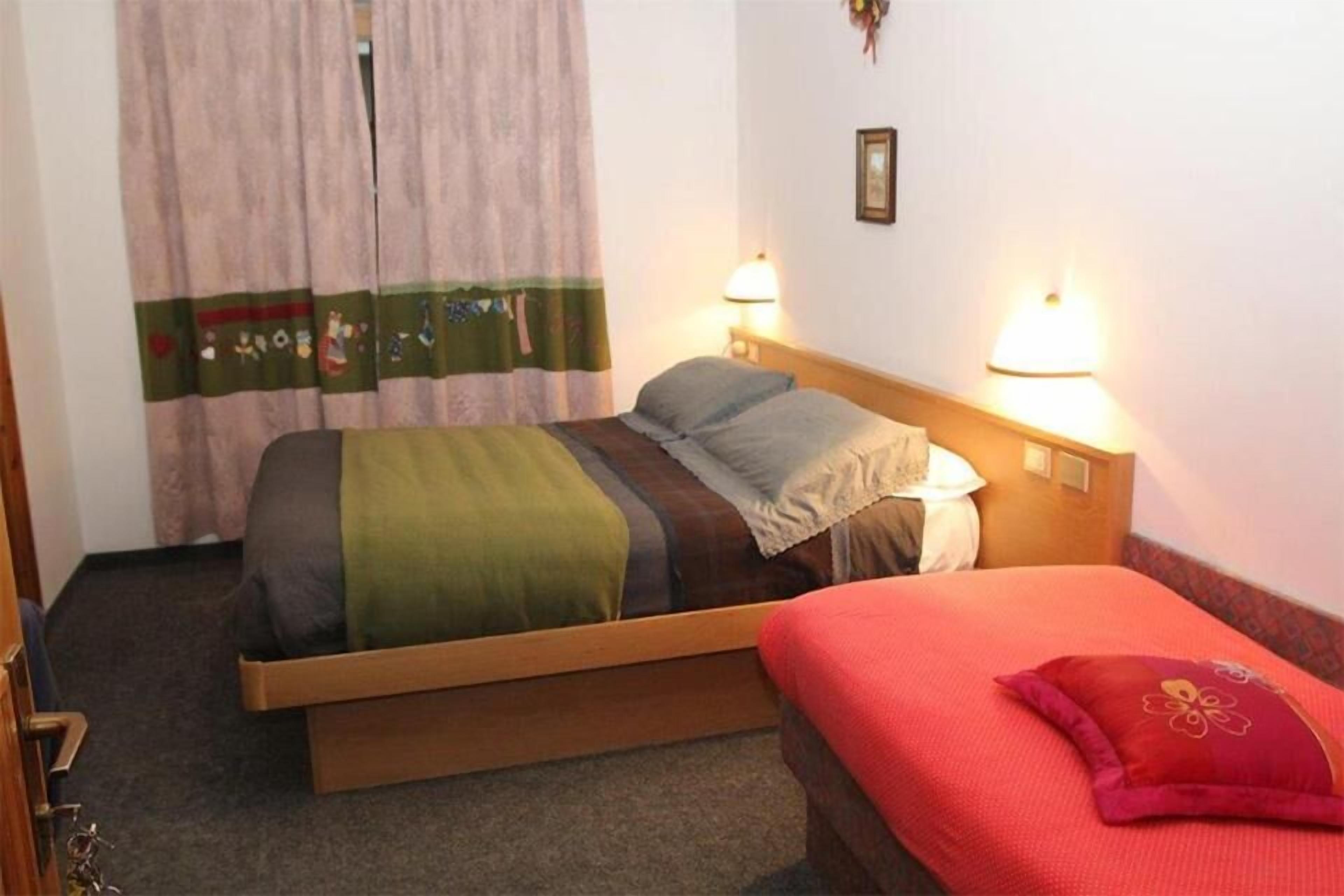 frette italian sheets, premium bedding, desk, free cots/infant beds