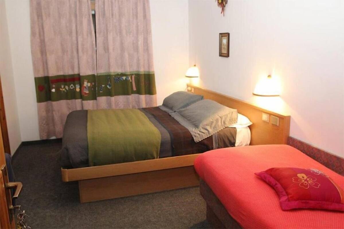 frette italian sheets, premium bedding, desk, free cots/infant beds