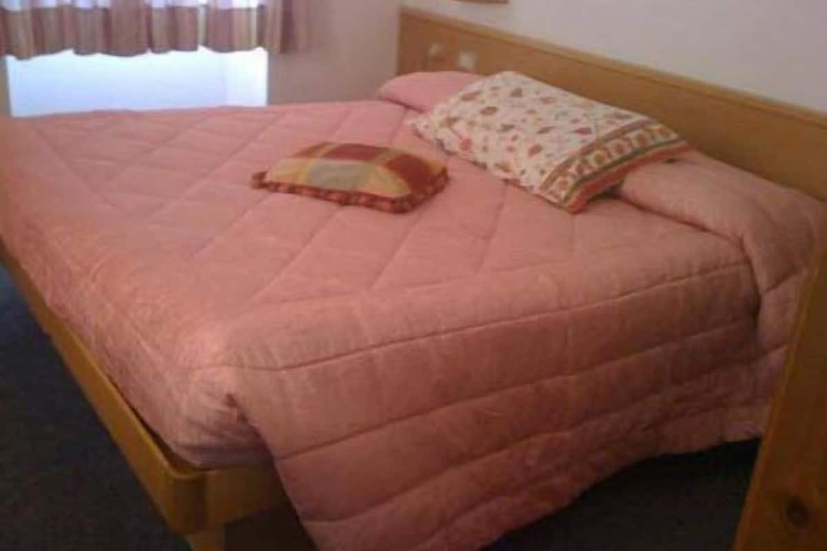 frette italian sheets, premium bedding, desk, free cots/infant beds