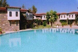 Una piscina al aire libre de temporada