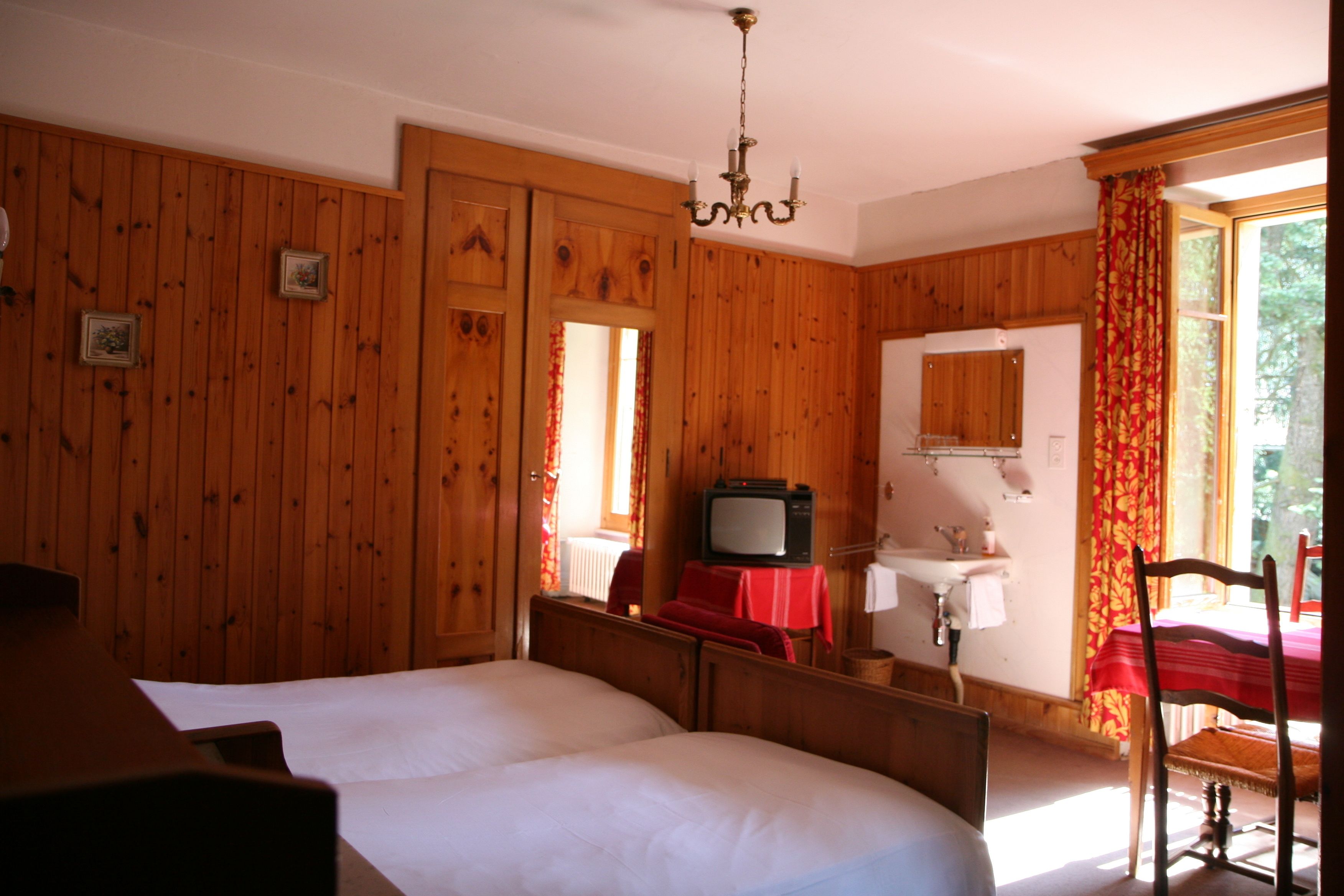 double room, shared bathroom ("from the 30`s") | in-room safe, desk, free cots/infant beds, rollaway beds