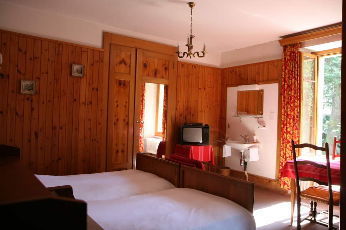 double room, shared bathroom ("from the 30`s") | in-room safe, desk, free cots/infant beds, rollaway beds