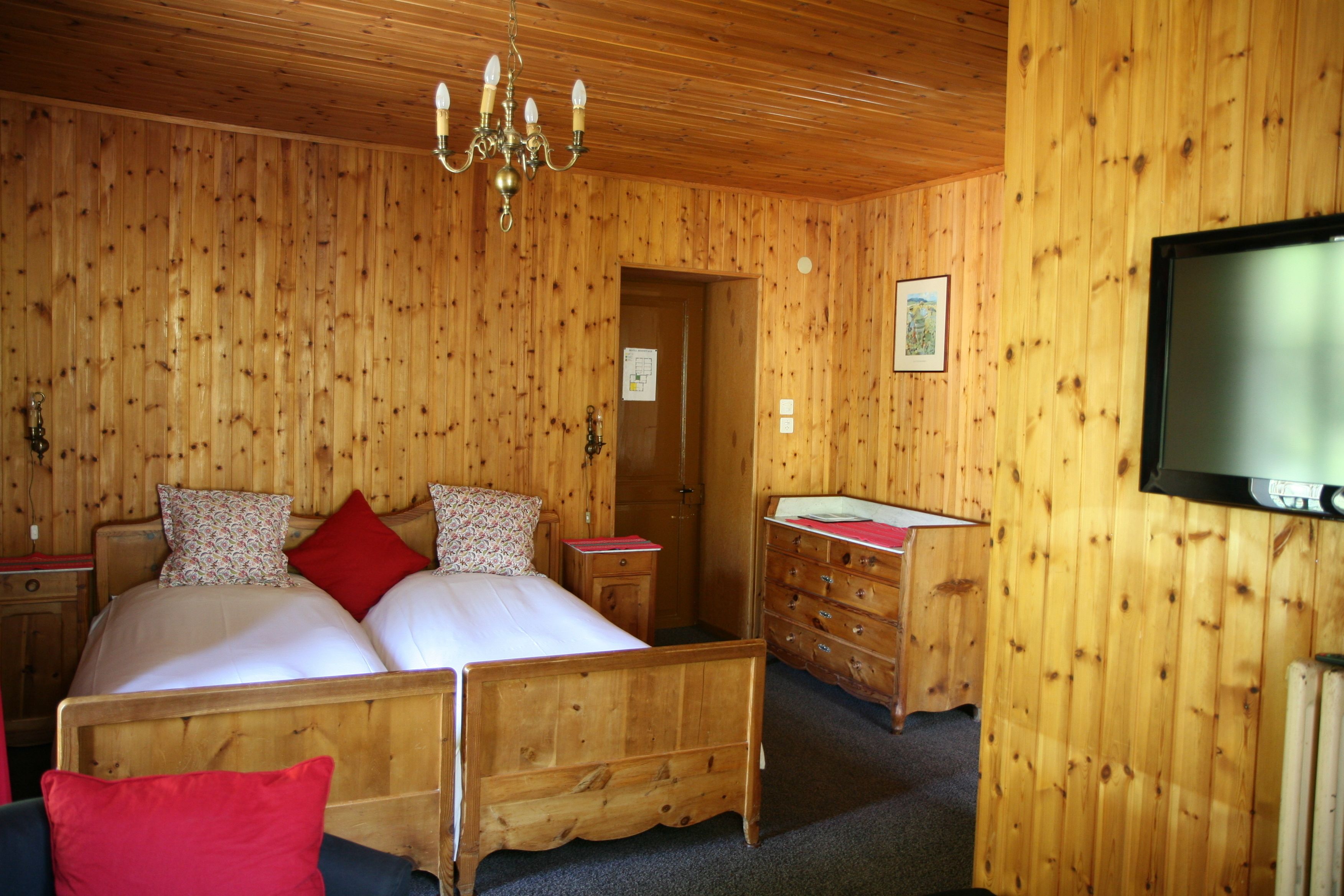 single room | in-room safe, desk, free cots/infant beds, rollaway beds