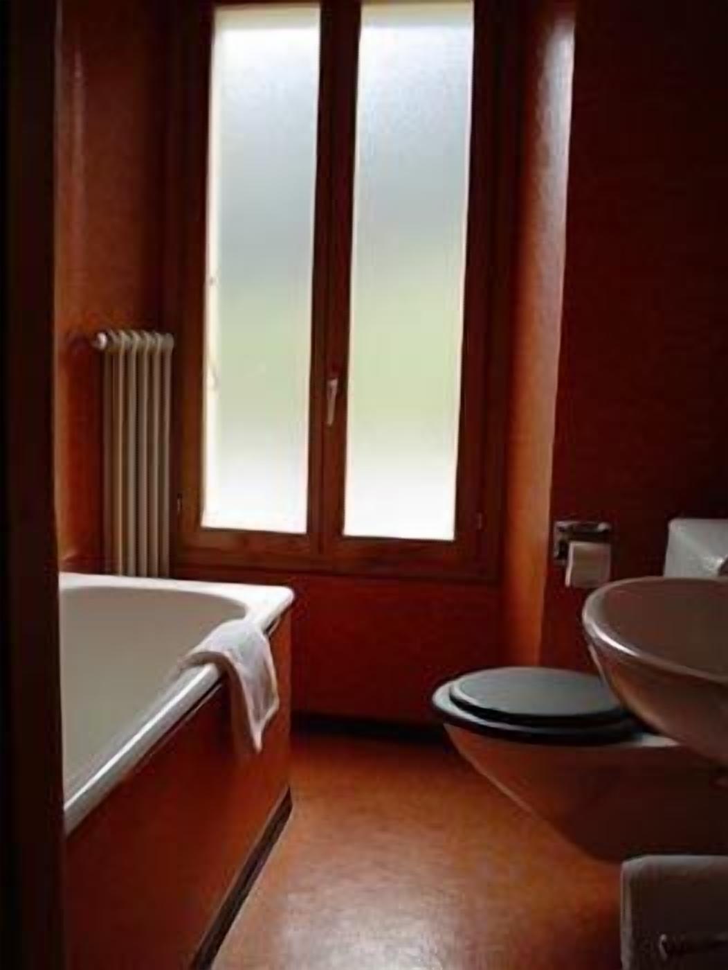 double room, shared bathroom ("from the 30`s") | bathroom | free toiletries, towels