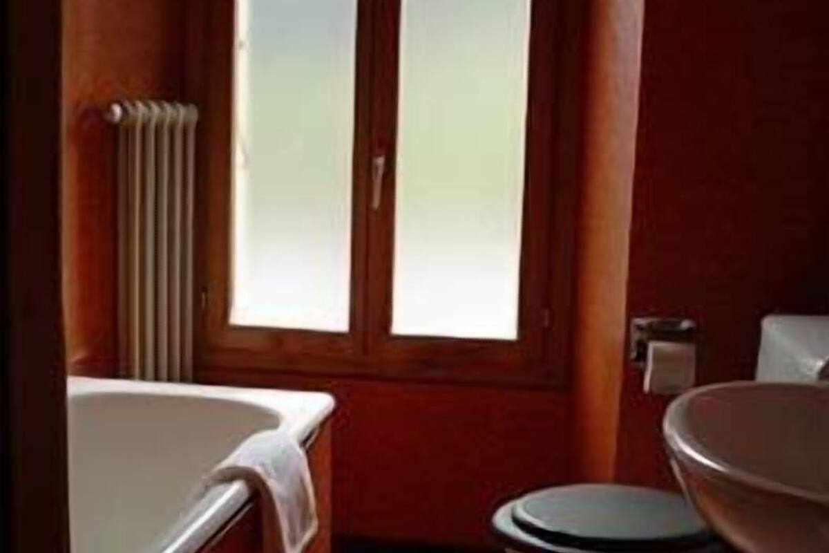 double room, shared bathroom ("from the 30`s") | bathroom | free toiletries, towels