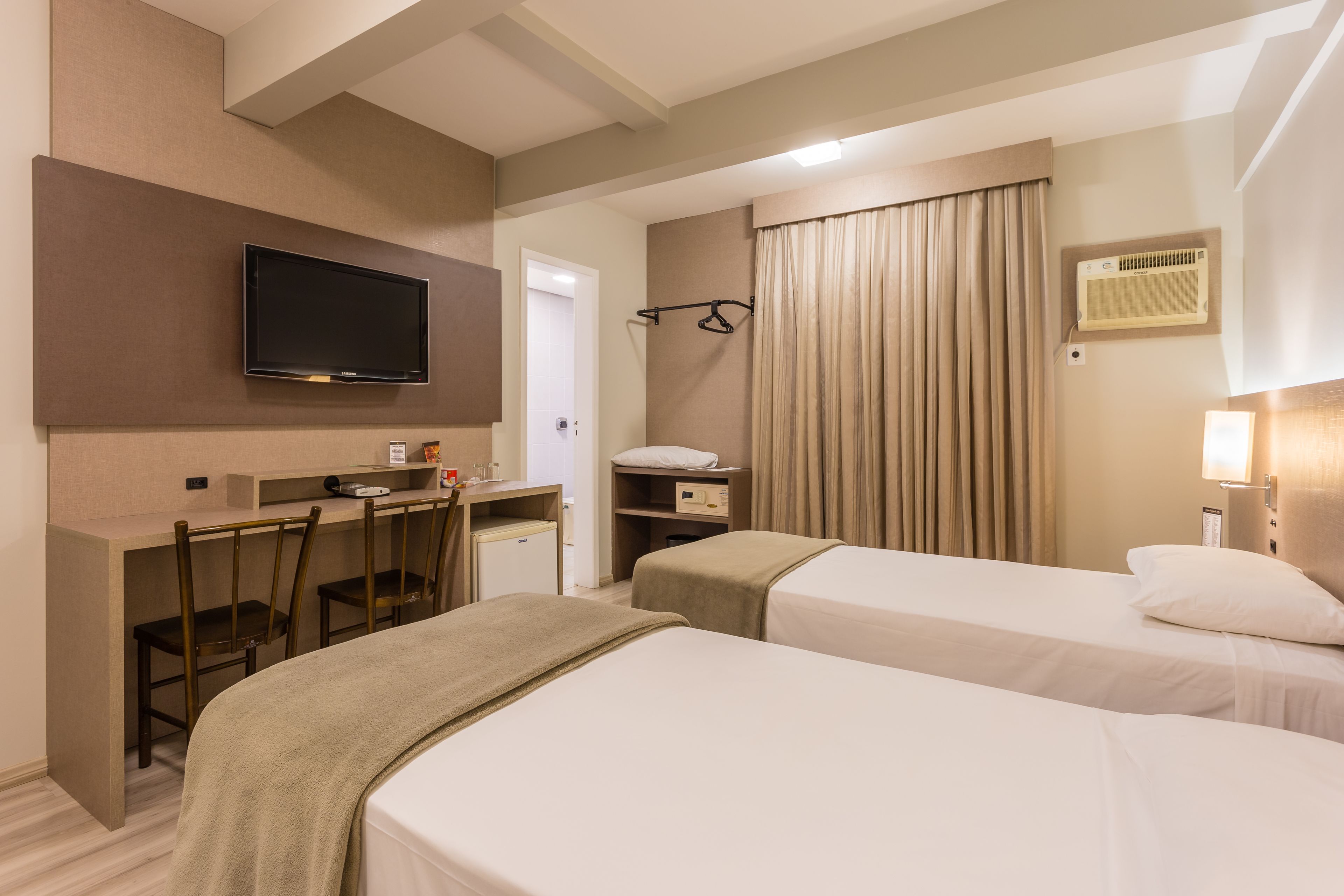 standard room, 2 single beds | minibar, in-room safe, desk, laptop workspace