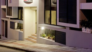 Facciata moderna di un hotel con un cartello che indica 'Hotel Farol da Ilha'.