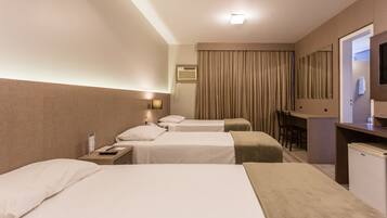 Minibar, coffres-forts dans les chambres, bureau