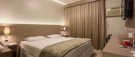 Habitación estándar doble | Minibar, caja fuerte, escritorio y espacio para trabajar con un portátil