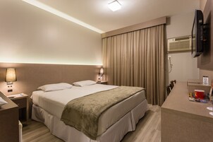 Standard-Doppelzimmer | Minibar, Zimmersafe, Schreibtisch, laptopgeeigneter Arbeitsplatz