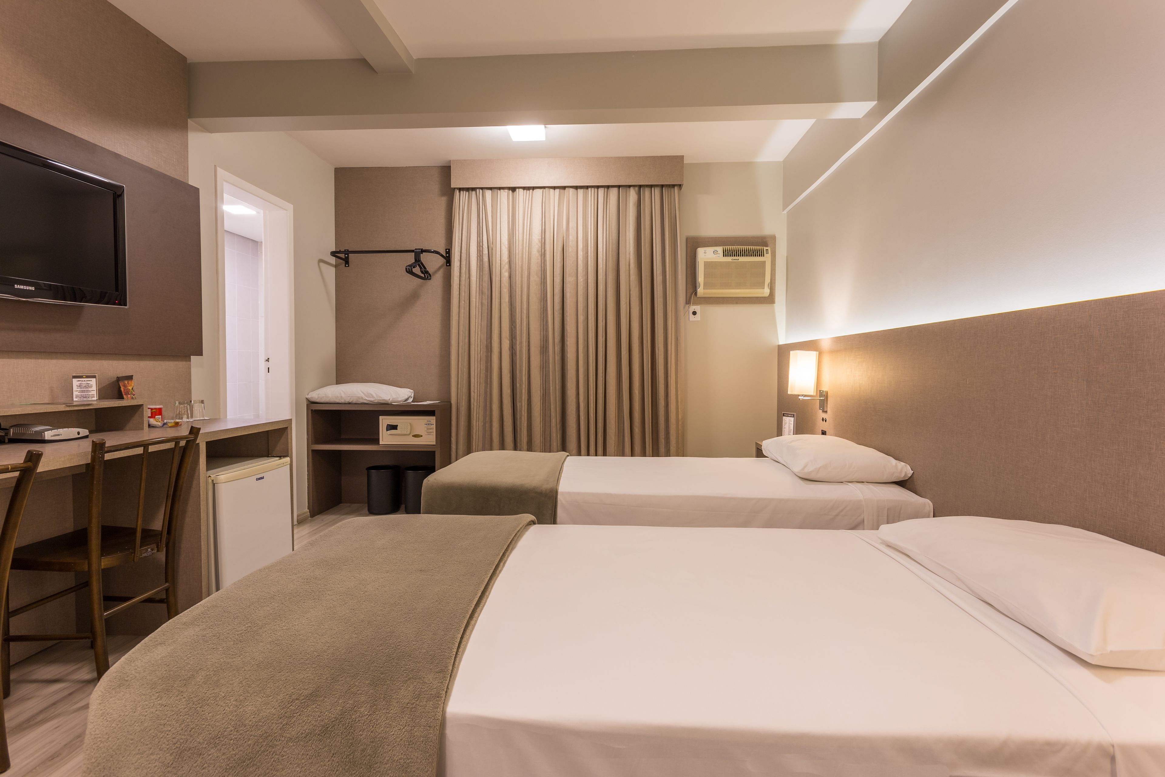 standard room, 2 single beds | minibar, in-room safe, desk, laptop workspace