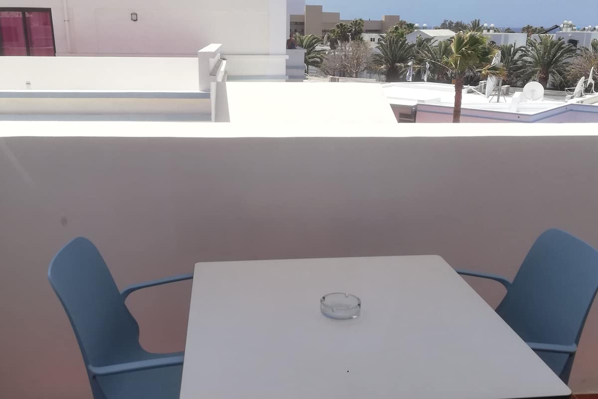Colchones con pillow-top y caja de seguridad en la habitación