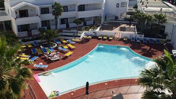 Outdoor pool, pool umbrellas, sun loungers