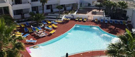 Utendørsbasseng, bassengparasoller og solsenger