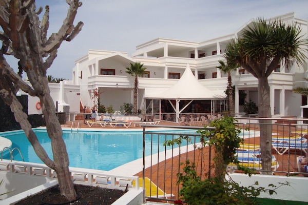 Outdoor pool, pool umbrellas, sun loungers