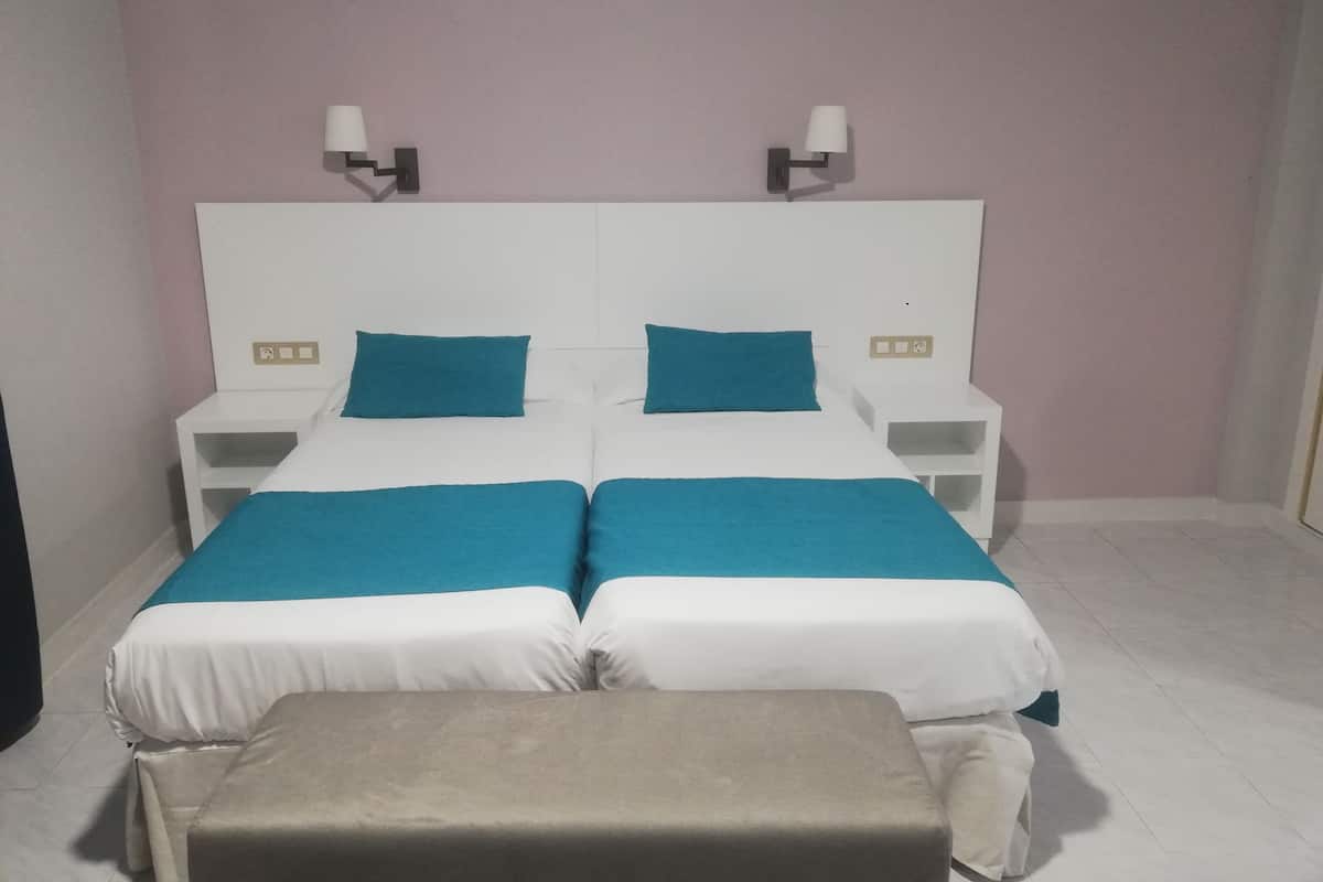 Colchones con pillow-top y caja de seguridad en la habitación