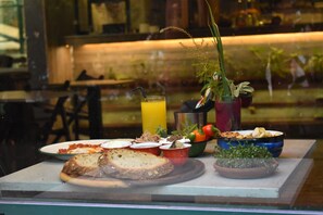 Daily full breakfast (ILS 60 per person) - master Mazeh (Tel Aviv)