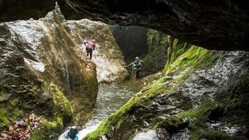 Un cañón estrecho con un arroyo que lo atraviesa.