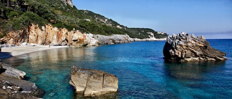 Una spiaggia nelle vicinanze, lettini da mare, ombrelloni