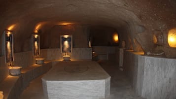 Een sauna, een bubbelbad, een Turks bad/hammam, lichaamsbehandelingen