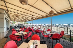 2 restaurantes, é servido café da manhã