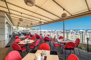2 restaurantes, é servido café da manhã