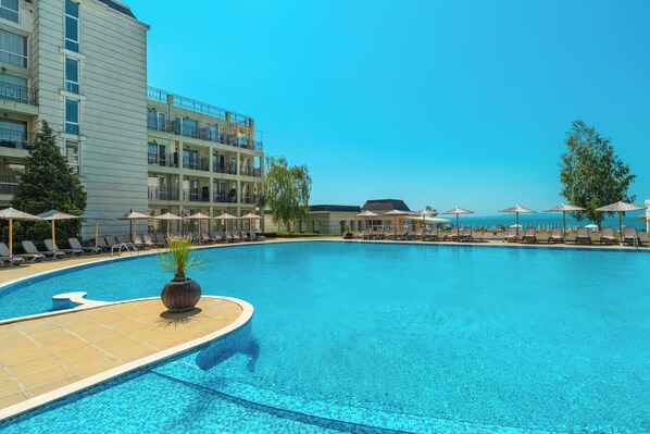 Outdoor pool, sun loungers