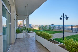Two Bedroom Apartment Sea View | Frigobar, escrivaninha, ferros/tábuas de passar roupa, Wi-Fi de cortesia