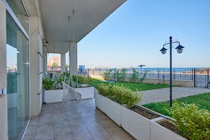 Two Bedroom Apartment Sea View | Frigobar, escrivaninha, ferros/tábuas de passar roupa, Wi-Fi de cortesia