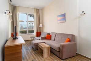One Bedroom Apartment Sea View | Minibar, desk, iron/ironing board, free WiFi
