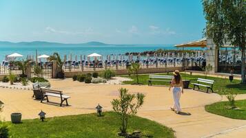 En la playa y bar en la playa