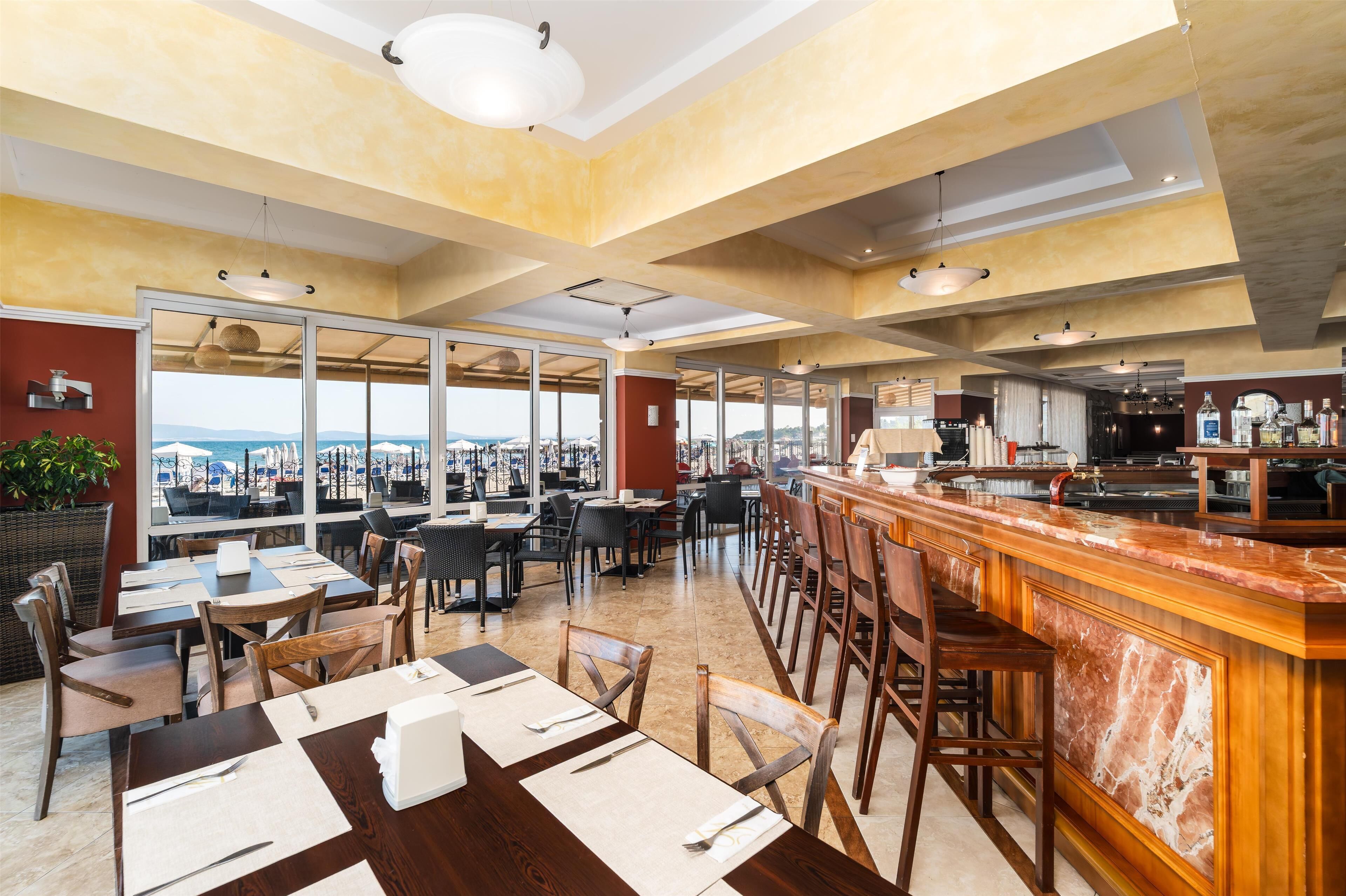 2 restaurants, breakfast served