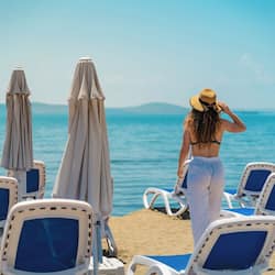 Sulla spiaggia, un bar sulla spiaggia