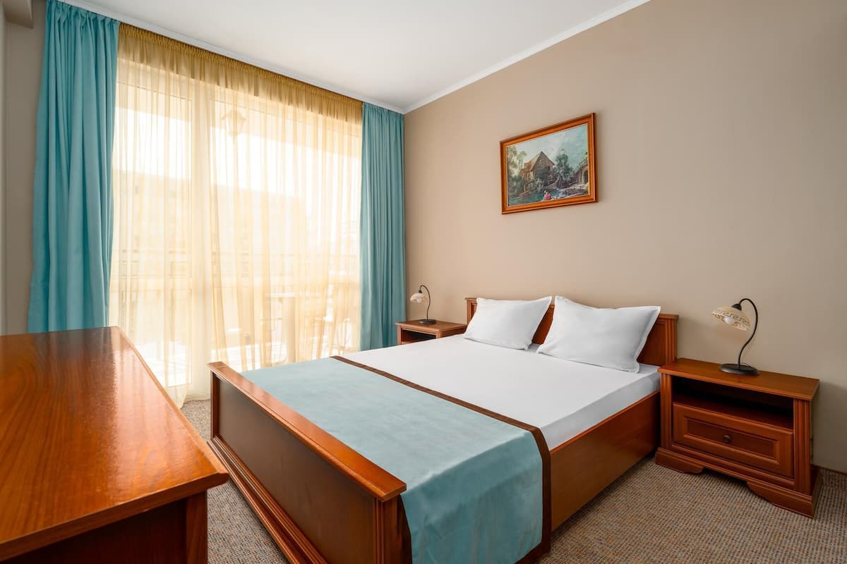 One Bedroom Apartment City View | Minibar, desk, iron/ironing board, free WiFi