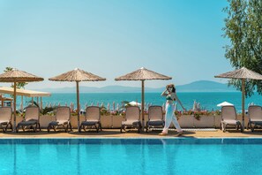 Piscina externa, espreguiçadeiras