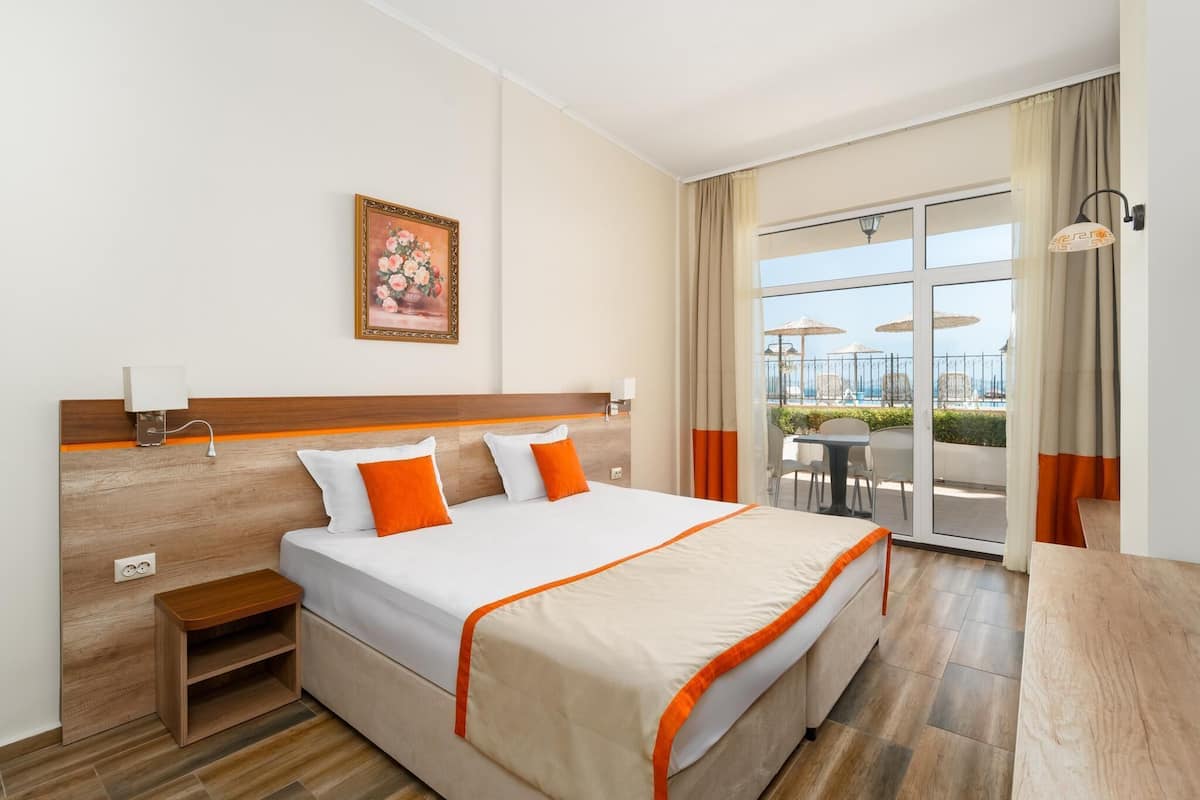 One Bedroom Apartment Sea View | Minibar, desk, iron/ironing board, free WiFi