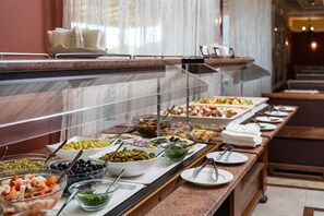 2 restaurants, breakfast served