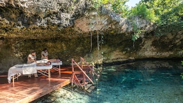 Área de tratamiento exterior, un sauna, una bañera de hidromasaje