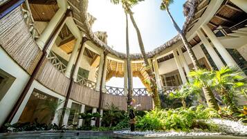 Outdoor treatment area, sauna, hot tub, Turkish bath/hammam