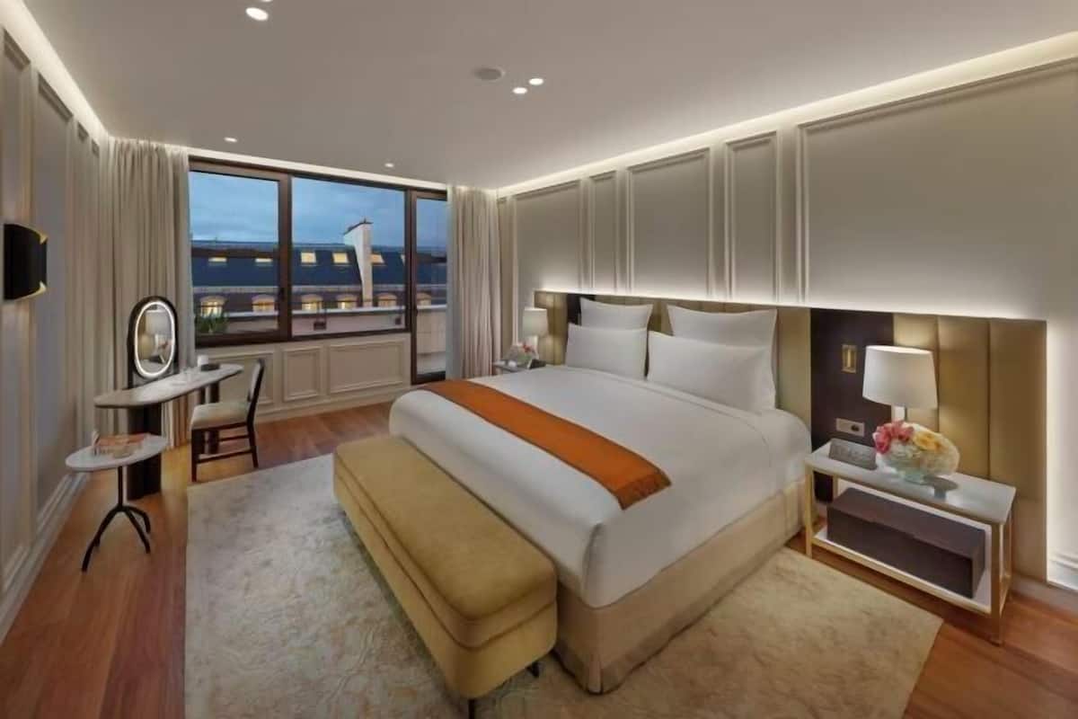 Premium bedding, minibar, in-room safe, desk