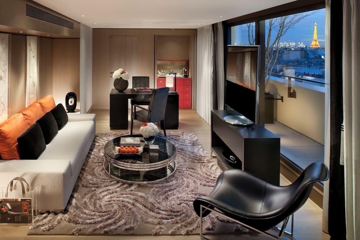 Panoramic Suite | Living area | 107-cm LCD TV with digital channels, TV, video-game console