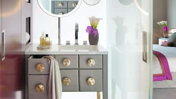 Mandarin, Zimmer, Terrasse | Badezimmer | Designer-Toilettenartikel, Haartrockner, Bademäntel, Hausschuhe