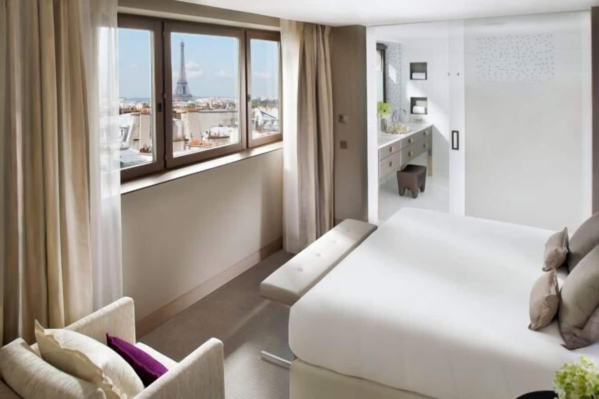 Premium bedding, minibar, in-room safe, desk