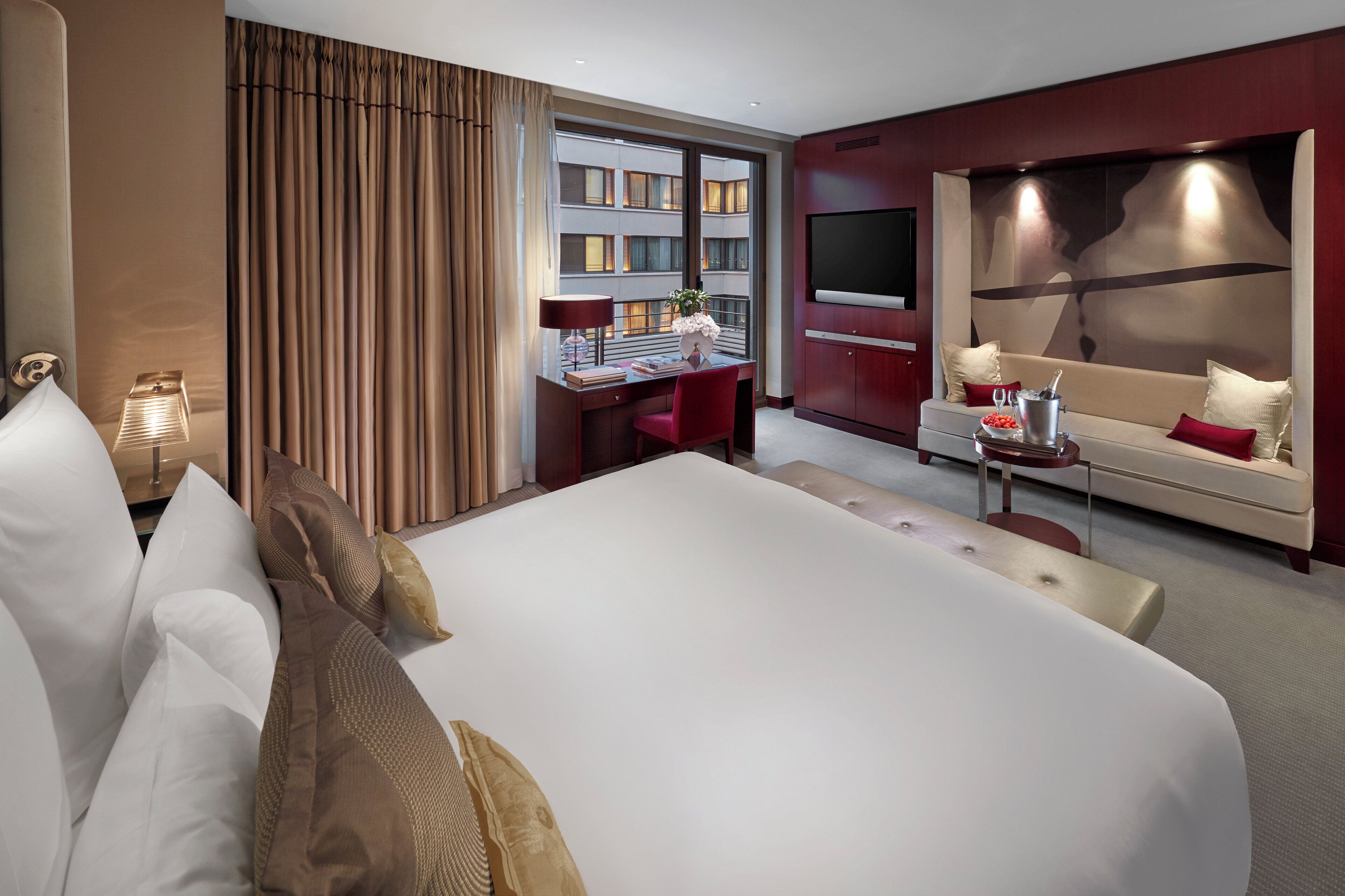 Deluxe Room (King) | Premium bedding, minibar, in-room safe, desk