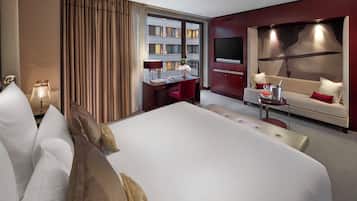 Deluxe Room (King) | Premium bedding, minibar, in-room safe, desk