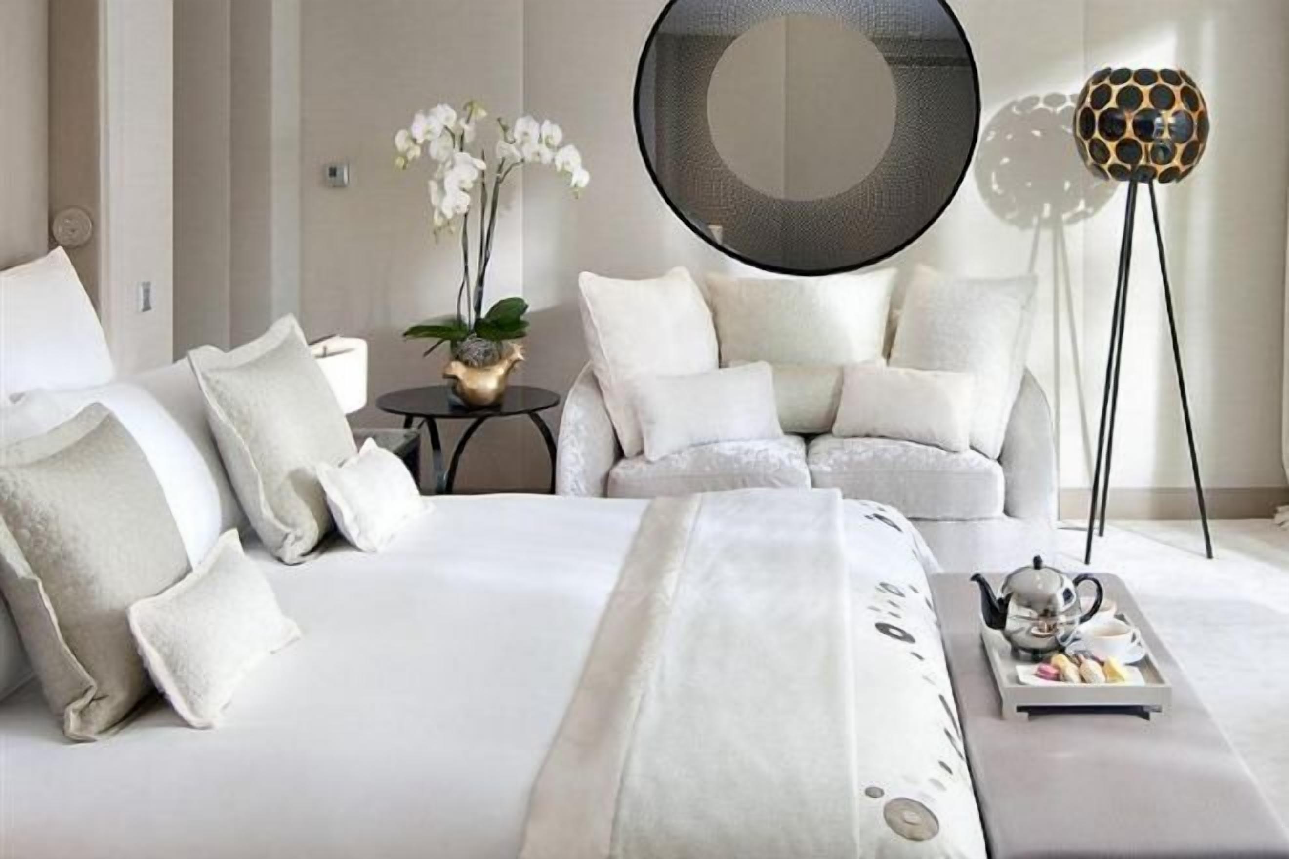 Ropa de cama de alta calidad, minibar, caja fuerte y escritorio