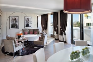 Suite panorámica | Área de sala de estar | Televisión LCD de 107 cm con canales digitales y televisión
