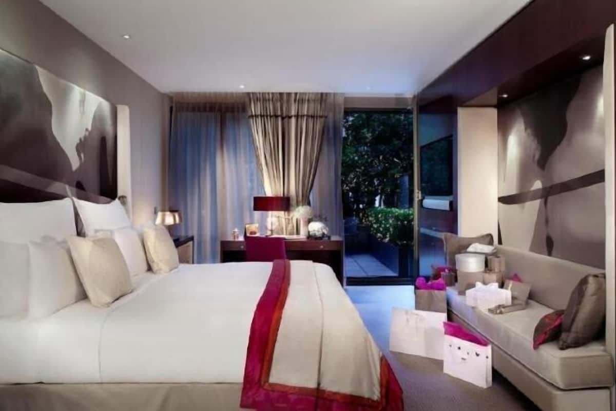 Premium bedding, minibar, in-room safe, desk